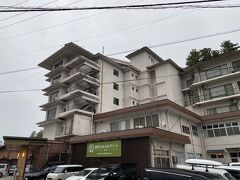 千里浜から約１時間と少し、PM16:00目的地
湯快わんわんリゾート粟津到着。本日満館みたいです。歴史の感じる建物。