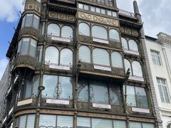 楽器博物館の前を通り