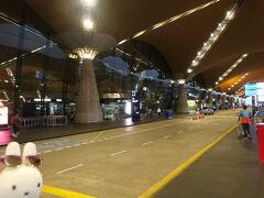 クアラルンプール国際空港へ入ります。
第１ターミナルです。

いつも鉄道で行くので、ここから入ったのは実は初だったり( 一一)(笑)。