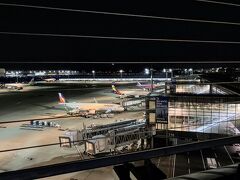 苦しくなった長男は、第３ターミナルに散歩しにいきました。
すぐそこに飛行機がいて見放題なのは、素晴らしいロケーション。第3ターミナルは夜も人が途絶えることなく、不夜城のごとく賑わっていた。
その後長男はジムに行き、スパへ行き、ホテルを満喫しておりました。
子供に親がすべてついて行かなくてもよくなって、その点では楽な年齢になりましたね。
長男はエレベーターで海外の方と一緒になり、少し会話できたらしい。降り際に「ハブアナイスナイト」と言われ、「サンキュー」と答えたけど、「ユートゥー」と言えば良かったと嘆いていた( ´艸｀)。