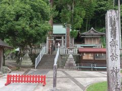 伝承館のすぐ目の前に諏訪神社があります
