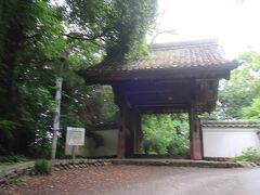 諏訪神社の参道脇から奥へ入って行くと清瀧寺があります