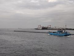 金沢漁港から出港する漁船ではなく，金沢八景駅近くまで続く入江の平潟湾から運河を経て出港してきた釣り船一之瀬丸だ。
奥に見えるクレーンが住友重機械グループの工場で，曇天と霞で対岸の内房は望めない。