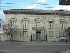 ということで、小樽バインでランチが終わったのが13:50、まず向かったのは旧三井銀行小樽支店。（今思えばここで先に日本銀行旧小樽支店に行けば良かった）
小樽芸術村の4館共通券のうちの１館です。
宿泊していたUNWIND HOTEL&BAR OTARUの真向かいにあります。