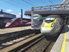 出発から２時間でブリュッセル南駅に到着です。黄色が乗って来た車両。ユーロスターに挟まれてフランス国鉄車両が停車しています。

市内交通に乗り換えて宿に向かいます。