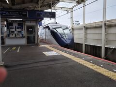 ホームのベンチで待っていたら　スカイライナーが通過していきました　
止まらないスカイライナーのほうが　ずっと多いんでしょうね　
日暮里や上野で乗り換えるより　降りたホームで待つだけの　「青砥」乗り換えは　私には便利なんだけどなあ