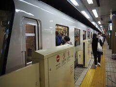 地下鉄南北線
夕ラッシュ時間帯でそこそこ混んでました。