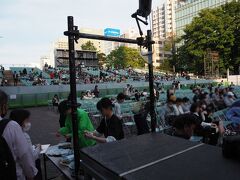 西8丁目会場ではYOSAKOIソーラン祭りのソーランナイト
手前がアリーナ席。後ろの階段状の席が特別観覧席。
お祭りやってると知ってすぐにチケットぴあでチケット買っておきました。
