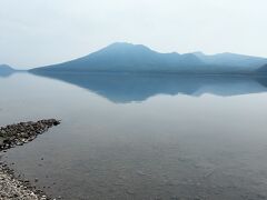 湖のそばを走っているのですが、ちらちらと見えるだけでなかなか湖の全容を望める箇所はありませんでした。
途中のキャンプ場からみた支笏湖