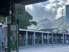 8年前と同じように今回も東湧駅からはバスを利用

東湧駅のバス停は沢山あるのですが「23番」の昂坪（Ngong Ping/ゴンピン)を目指して行きます