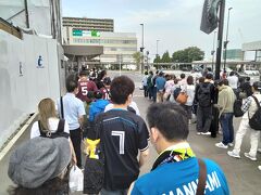 まだ試合開始まで３時間以上あるからさほど混んでいないかな？と思ったら、既に駅前のシャトルバス乗り場は列が出来ていました。
それでも１５分くらいで乗れました。
