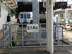 山形駅には１番ホームから７番ホームまであります。
眺めているのは、先ほど到着した７番ホームの向かいというか、隣というか、６番ホーム。
５番ホームから７番ホームは在来線仕様。
６番ホームは、左沢線のホームとなっているようですね。
５番ホームは画像の右側にありますが、普段はあまり使われていない予備のホームのようです。