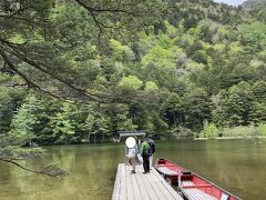 穂高神社奥宮で拝観料を払い中に入ると明神一之池があります。この池を使って山好きの人は船上結婚式を挙げることもあります。