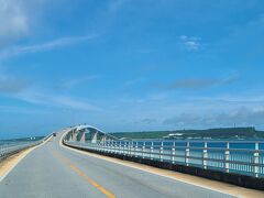 伊良部大橋は2015年に開通しており、伊良部島と宮古島を結ぶ全長3.5kmにもなる橋は、無料で渡れる橋として日本最長の橋です。有料込みでは4番目の長さです。（因みに1位はアクアラインのアクアブリッジ4.4km）