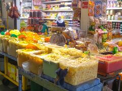 近くにchowrasta marketという市場があるので、お散歩がてら朝ごはんを調達しに行きました。