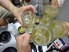 《15:11》チェックインまで時間があるので、また、電車で移動して、ジャンジャン横丁へ。
歩いて、喉が渇いたので、水分補給。「名物串カツ・どて焼 ふじやま」で乾杯