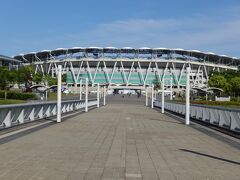 エコパスタジアムや静岡スタジアム エコパ(英語: Sports Park ECOPA)
「エコパ (ECOPA)」は、小笠山に近い事から「山彦」を意味する「Echo」と、友達・仲間、地域・自然との共生を図るという意味合いを込めて「友」を意味する「Pal」から合成した造語なんだって