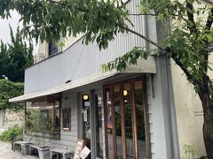 もう12時。おなか減りました！
レンバイの近くにある「朝食屋コバカバ」へ。
朝食屋だけど14時までやっています。