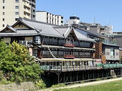 料理旅館「鶴清」。
総ヒノキ造りの木造３階建ては昭和初期の宮大工の手によるものだそうです。