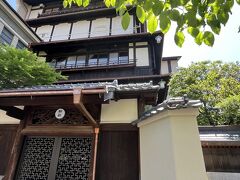 次は「鮒鶴（ふなつる）」。
大正14年（1925年）に竣工した旧館と、昭和9年（1934年）に増築された新館による南北に連なる五層楼閣建築で、登録有形文化財（建造物）に登録されています。