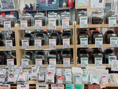 ずっと動き回っているので、ふたりとも燃料(コーヒー)切れ！
道の途中にあった「北鎌倉ベルタイム珈琲」で一休みです。
ここはコーヒー豆を売るお店ですが、テーブルが3卓ありました。
大仏とか七福神とか、おもしろい名前が付けられた豆たち。
観光客、というより地元の人がゆったり過ごすような、癒される空間です。