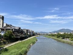 東華菜館を出た後、五条大橋へ戻ってきました。
天気が良いのはありがたいが、暑い･･･。