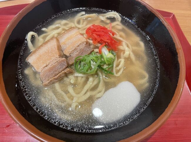 24年6月<br />那覇空港国際線ターミナルの県民食堂にて沖縄そば<br />不味くはないけどおいしくもない。せっかく那覇まで来ているのだから、空港から出てお店で食べるべきだったと、不精した自分を悔いる。