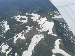 離陸後40分ほどで月山の山頂付近、まだ雪が残っています。登山者がいるのではないかと目を凝らしましたが見えず。