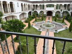 ホテルは「都リゾート　志摩　ベイサイドテラス」にしました。
口コミもよく海外風な感じで決めました。
実際行って思ったのが、雰囲気はとてもよし！
ただお安い部屋にすると外廊下なので虫の心配があるかなと。。。
こちら中庭はとてもいい雰囲気でした！
