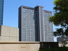風の広場から長い階段を上る途中、以前泊まったことのあるホテル=
阪急レスパイア大阪が、見えました。