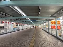旺角駅(B1出口)から
旺角道の上にある屋根の付いた歩道橋を渡って、徒歩5分程…