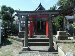 北茅ヶ崎駅の脇に駅のおまけみたいに建つ三嶋神社。
鳥居と拝殿のみのコンパクトな造りです。

