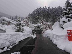 15：00
本日のお宿　白布温泉「東屋」
「日本秘湯を守る会」の温泉宿です。
赤いポストが映えますなぁ。