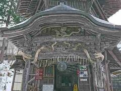 14：30
お腹を満たした後は、飯盛山にある「さざえ堂」へ。
正式名称は「円通三匝堂(えんつうさんそうどう)」。
六角三層、二重らせん構造の木造建築で世界で唯一という、貴重な建築物だそうです。
正面、龍がすごい！！