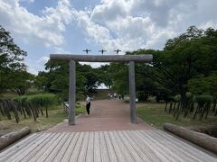 吉野ケ里歴史公園　

川を渡って入場門を潜ります