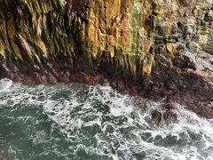 エレベーターで地下36mの三段壁洞窟へ降ります。
平安時代、源平合戦で知られる熊野水軍が、
船を隠したという伝説が残る洞窟。

砕ける波飛沫は圧巻ですが、残念ながら、
写真ではそのダイナミックさがお届けできません。
私の腕の問題だわ。


