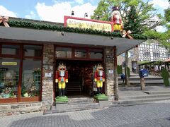 すぐ横に可愛いケーテ・ウォルファルトがありました。おもちゃの兵隊さんが屋根の上にも。日本のお人形だって負けないくらい可愛いはずなんだけど。リアルなのがいけないのかしら。