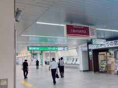 5分くらいで駅に着きました。
手前に湘南モノレールの駅があり、間違えて乗りそうに。
5時47分北鎌倉着のJRに乗らないと、坐禅には間に合いません。
こんな朝早くても、通勤の人で駅は賑わっていました。