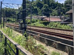 駅に着いたら、線路沿いを10分弱くらい歩きます。
晴れて暑い！！
みんな日傘と扇風機持ってますね。