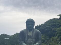 からの、鎌倉の大仏様！
建長寺から鎌倉街道を歩いて小町通りを抜けて、鎌倉駅に着いたら、目の前に「大仏」と書いたバスが。
今回の旅行では、時間的にも難しいし来るつもりはなかったんですが、これは縁だと思い飛び乗るとすぐ出発。
(名古屋の市バスは前乗り前払いなので、いつもの感じで前から乗ったら、運転手さんに後ろから乗るように言われました！後ろ乗り後払いなんですね…)
お寺はだいたい16時～16時半くらいに閉門してしまうようですが、高徳院は17時半まで。
16時半すぎには高徳院に着きました。
大仏様、後ろの空と合わさってラスボス感。
ここでAさんから連絡があり、施術が今終わったから17時には間に合わないと。
わたしも今ここですーと写真を送りました。