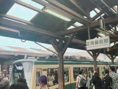 この際だから、さらに鎌倉っぽいことを。
長谷駅から、江ノ電に乗ります。
混雑はしているけど、乗れないことはないみたい。
駅まで歩く途中に、長谷寺の赤い提灯がみえました。