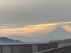 鎌倉駅に到着。
鶴岡八幡宮側の出口(東口)から出なくてはいけなかったのに、間違えて西口から出てしまい、ぐるっと外を大回りするはめに。
東急ストアの隣のスタバで待ち合わせだったので、急ぎ足で向かっていたら、目の前を歩くAさんを発見。
ちょうどよかった！
車に戻り、帰路につきます。
ナビを操作すると、江の島経由で茅ヶ崎海岸まで行き、そこから湘南バイパスに乗って新東名で豊田東へ行くことに。
雲の間から、富士山と江の島のコラボが見れました。
途中足柄サービスエリアに寄りましたが、暗くなっていたため富士山はもう見えず。
高速道路はトラックが多く、サービスエリアもパーキングエリアも、入り口の路肩にたくさんトラックが停まっていました。
結局4時間半くらいかけて、名古屋に戻ってきました。
Aさん、行きも帰りも運転ありがとうございました！

今回は、自分が行くつもりのなかった鎌倉に行き、知らなかったセラピーを受け、予定外の寄り道もたくさんして、新しい経験をたくさんしました。
MさんはAさんに、きっと(わたしは)来ることが決まっていたんだねと言ったそうです。
わたしもそう思いました。
後から気がついたんですが、わたしが感じていた青いラミネート、のどのチャクラの色は青ですね。
閉じていたのどのチャクラが解放されたのかな。
すごくいい旅でした。ありがとうございました！
また、鎌倉行きたいです。