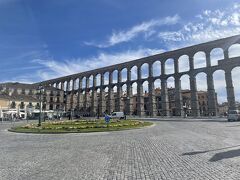 バスを降りると目の前が水道橋。
圧巻でした。
帰りも同じバス停から出発なので、張り出してあった時刻表をチェックして街中に向かいます。