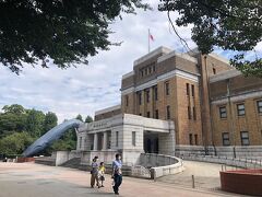 《国立科学博物館》外観風景と「シロナガスクジラ像」…「シロナガスクジラ」の模型の前はちょっとした広場になっているので、写真撮影にもぴったりです。