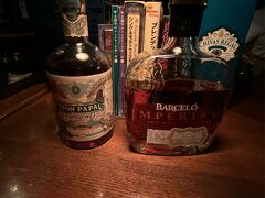 月曜はマスターが休みで、代打の方が店番をされていました。この方はラムにお詳しくて、深淵なる熟成ラムの世界の扉を開いていただきました。

正統派ラムBarceloと乳酸感溢れるラムDon Papa Barakoをいただきました。
ペアリングしていただいた燻製黒胡椒とイチゴの2種のチョコレートも美味しい！