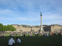 シュトウットガルト中央駅は改修工事中で出てくるのに5分かかりました。
宮殿広場　平日でしたが、いっぱい人がいました。