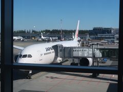 やっとこさ、フィンランドの首都ヘルシンキにあるヴァンター空港に到着しました。ここでマドリード行きのイベリア航空機に乗り継ぎです。この空港はそれほど大きくなく、ターミナルも一つ。航空会社などのサイトでは「順調にいけば35分で乗り継げます」なんて書いてあります。私たちの乗り継ぎ時間は１時間、余裕の筈でした。

しかし！ここのセキュリティチェックは実に恐ろしいものでした。まず他の空港では経験したことがない「カメラも出せ」という指示。そして不合格者が沢山いるのにその対応をする検査員がごくわずかなのでものすごく時間がかかります。

正直、これは大丈夫なのかと大いに不安になってしまいました。
