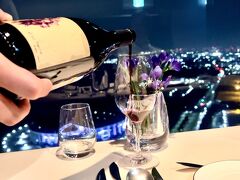 セントラルタワー50階スカイクルーズマクハリで、夫婦の記念日ディナーを楽しみました。
飲み物は、シェフが選定したコース料理に合わせた5種類のワインを注文しました。

