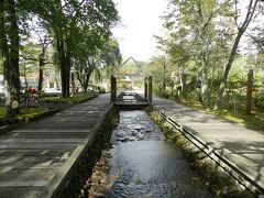 メイン通りには水路が引かれています。