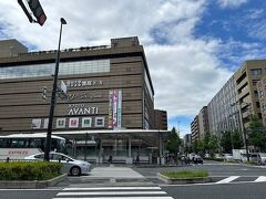 京都到着！ほら晴れたーーー！ガハハ！(・∀・)青空がまぶしいよ！
晴雨兼用の日傘を持って来て良かった。
今日はまず八条口のアバンティ近くのバス乗り場から城南宮に向かいます。

そーれにしても京都駅周辺の外国人観光客の多さよ。むしろ日本人どこ？？って感じ。
日本の夏は湿度高いから、皆!!しっかり水分摂りながら観光するんだぞ!!!
日本の夏なめてたらぶっ倒れるぞ!!

10:46 京都駅八条口アバンティ前H７乗り場(19号系統)→11:15 城南宮　230円